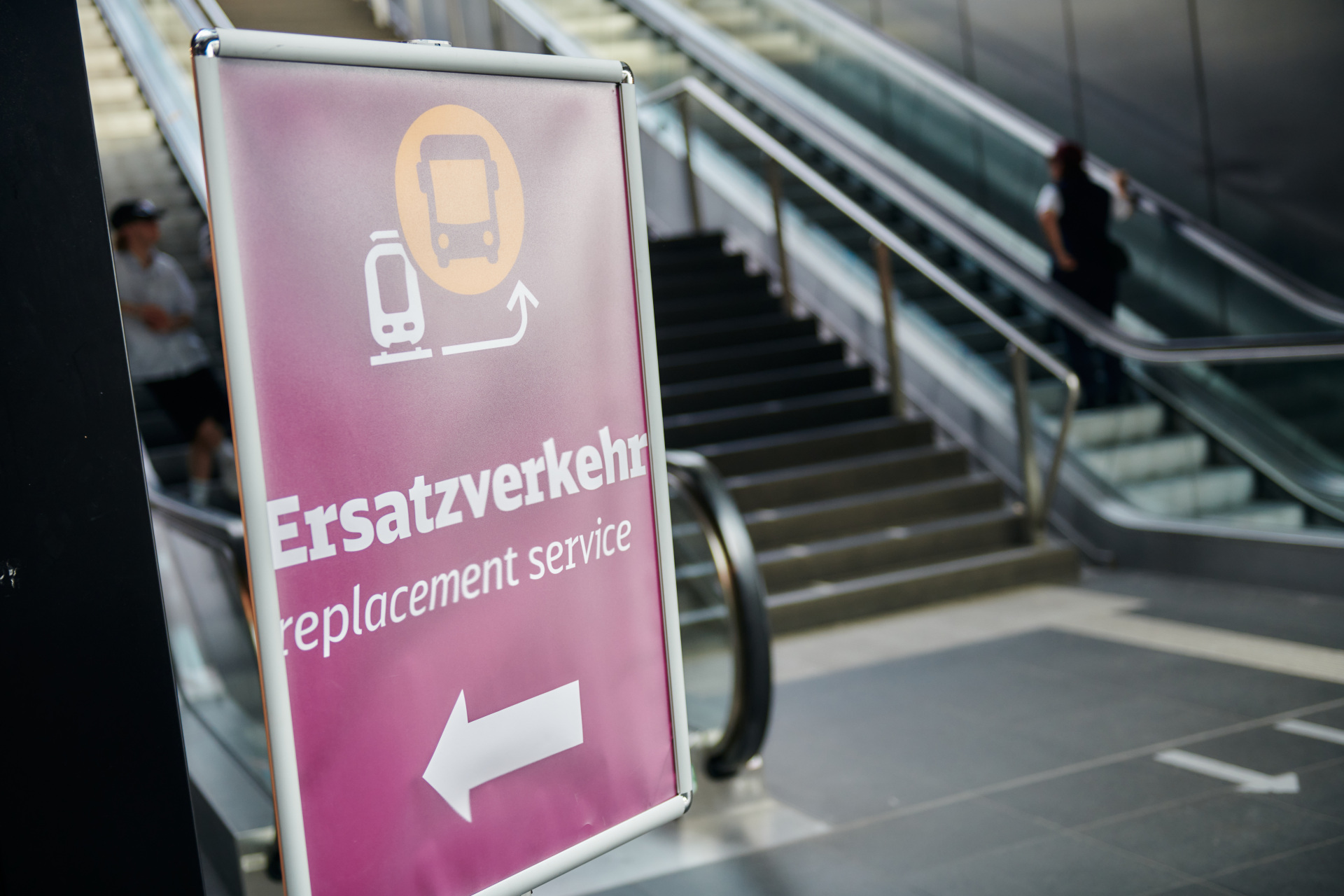 Bahnhinweistafel auf Schienenersatzverkehr