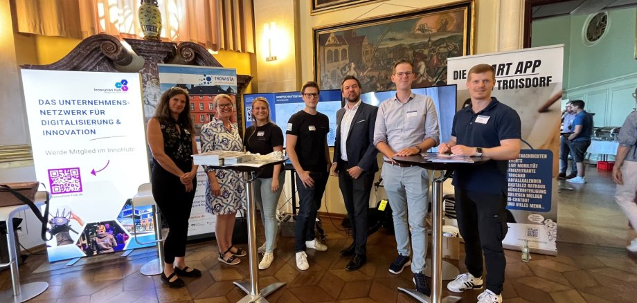 Digitalisierungsbeauftagter Fabian Wagner (2. v.r.) und TROWISTA-Geschäftsführer Alexander Miller (3.v.r.) mit Prof. Dr. Britta Essing, Leitung Human-Centered Engineering & Design Fraunhofer FIT (1.v.l.) und Vertretern des Innovation Hubs Bergisches Rheinland und der Denkschmiede/Scienceloft Hennef