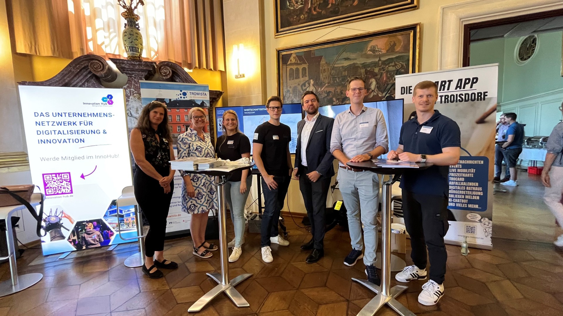 Digitalisierungsbeauftagter Fabian Wagner (2. v.r.) und TROWISTA-Geschäftsführer Alexander Miller (3.v.r.) mit Prof. Dr. Britta Essing, Leitung Human-Centered Engineering & Design Fraunhofer FIT (1.v.l.) und Vertretern des Innovation Hubs Bergisches Rheinland und der Denkschmiede/Scienceloft Hennef