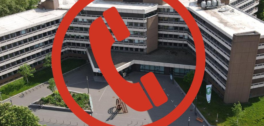 Rotes Telefonsymbol auf Rathaus Troisdorf