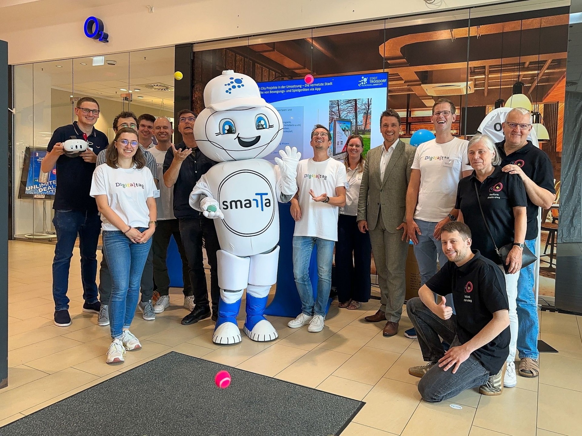 Mitarbeitende der Stadt Troisdorf und Bürgermeister Alexander Biber am Aktionsstand in der Galerie Troisdorf.