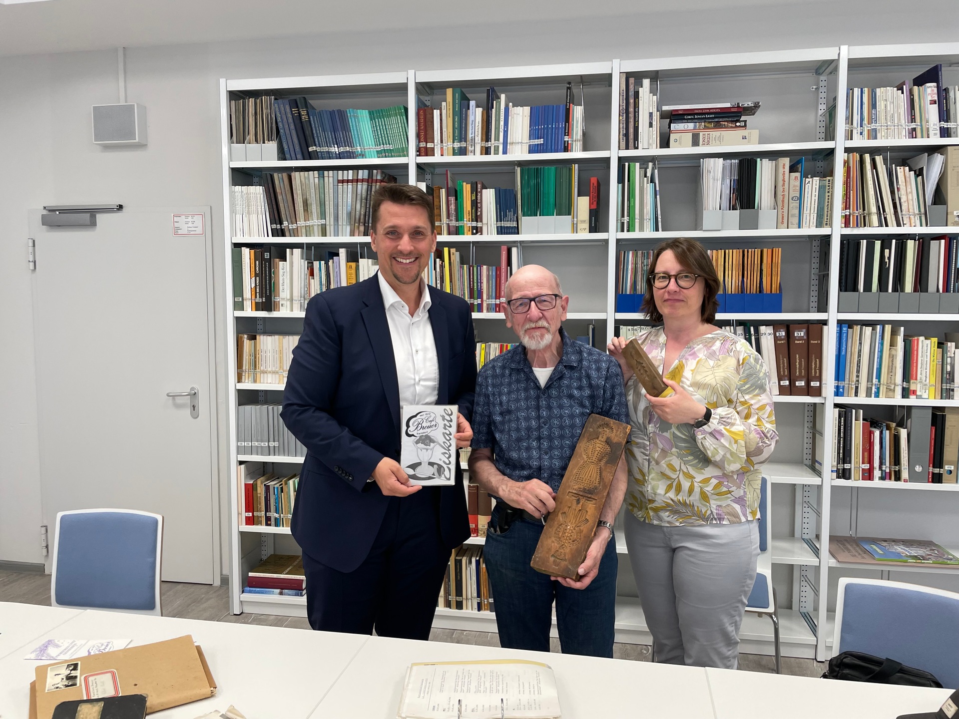 Bürgermeister Alexander Biber, Paul Habecker, Archivleiterin Antje Winter