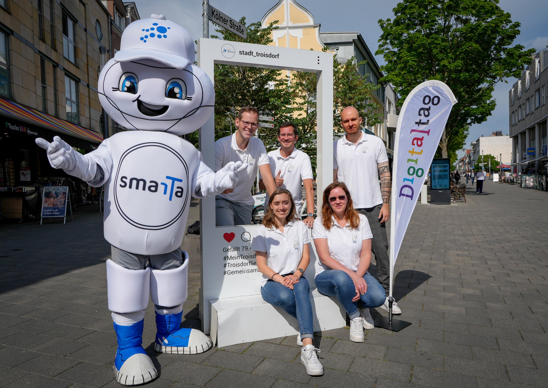 Smarta und die Mitarbeiter*innen der Stabsstelle Digitalisierung am Insta-Rahmen.