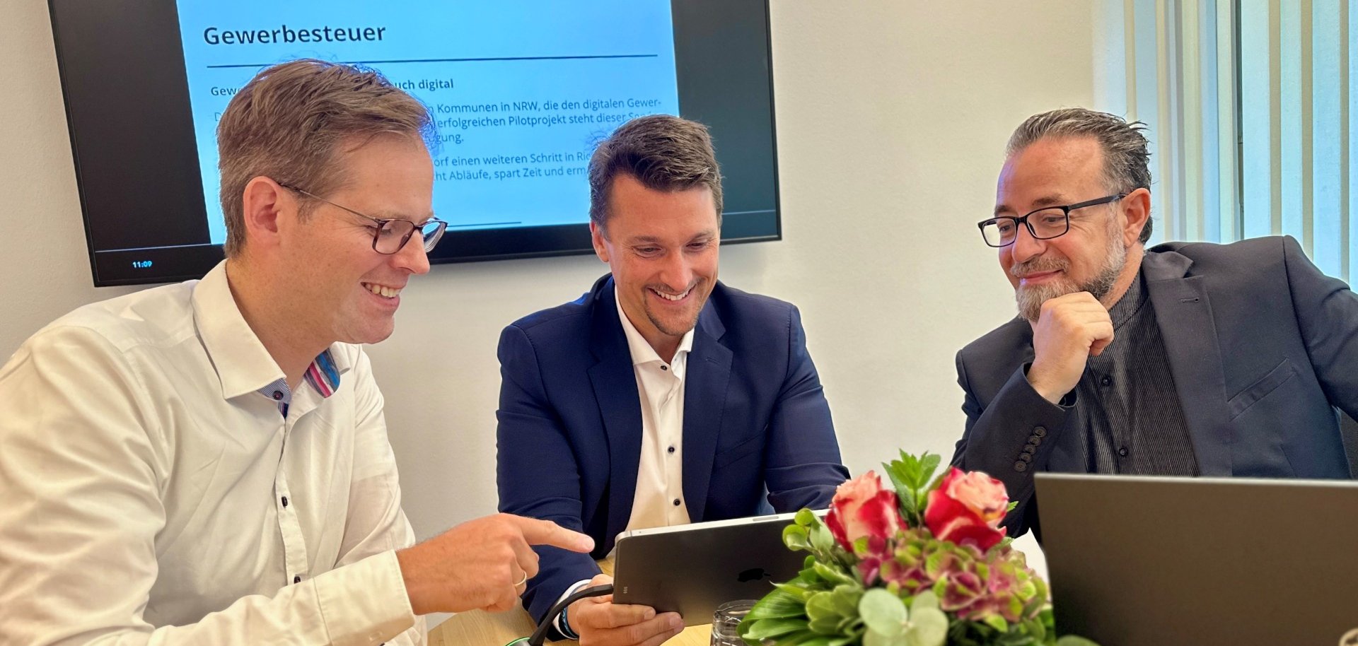 v.l. Fabian Wagner (Stabsstelle Digitalisierung), Bürgermeister Alexander Biber, Ismail H. Yildiz (IT-Leiter)
