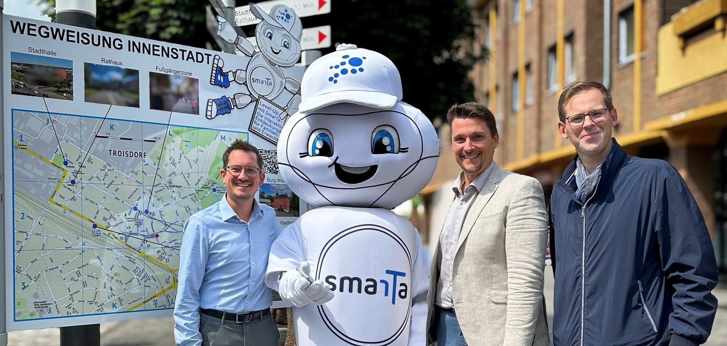 v.l. Projektleiter Max Schwerhoff, Smarta, Bürgermeister Alexander Biber, Leiter der Stabsstelle Digitalisierung Fabian Wagner