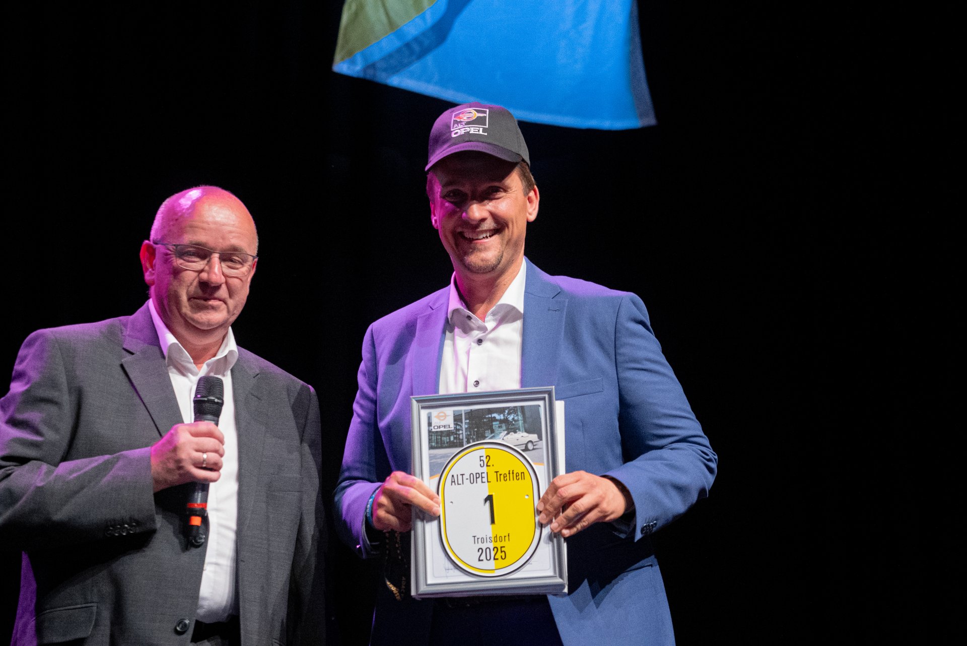 Mann mit Mikrofon (Dieter Budke) und Bürgermeister Biber mit Kappe