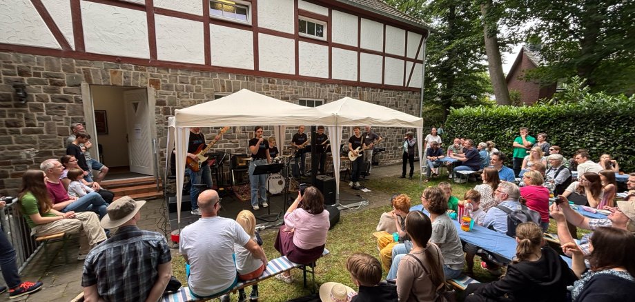 Viele Besucher*innen beim Auftritt der Band Popcorn im Musikschulgarten