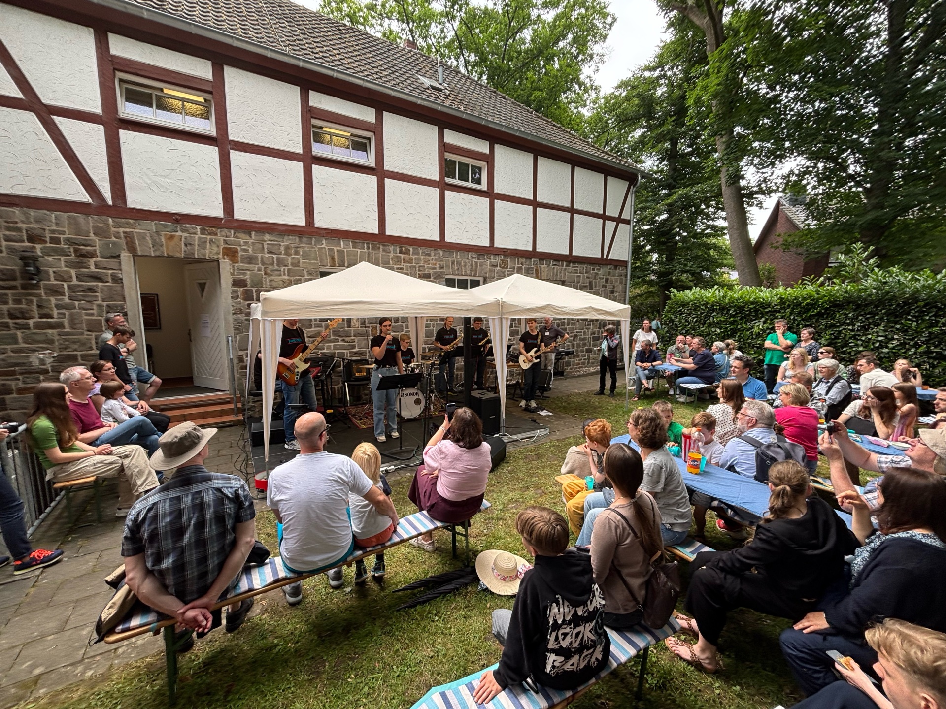 Viele Besucher*innen beim Auftritt der Band Popcorn im Musikschulgarten