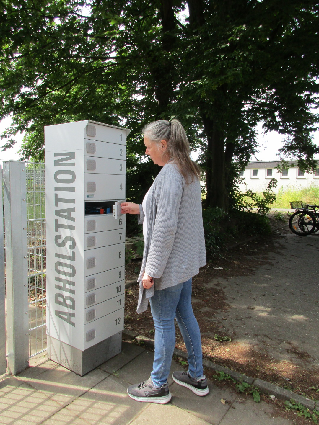Eine Frau an der Abholstation