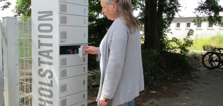 Eine Frau an der Abholstation