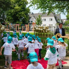 Mit dem Knall der Sternenkonfetti-Kanonen stürmten die Kinder schließlich auf ihren Spielplatz.