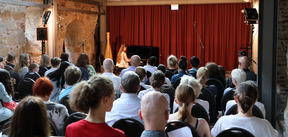 Volle Stuhlreihen beim Konzert in der Remise
