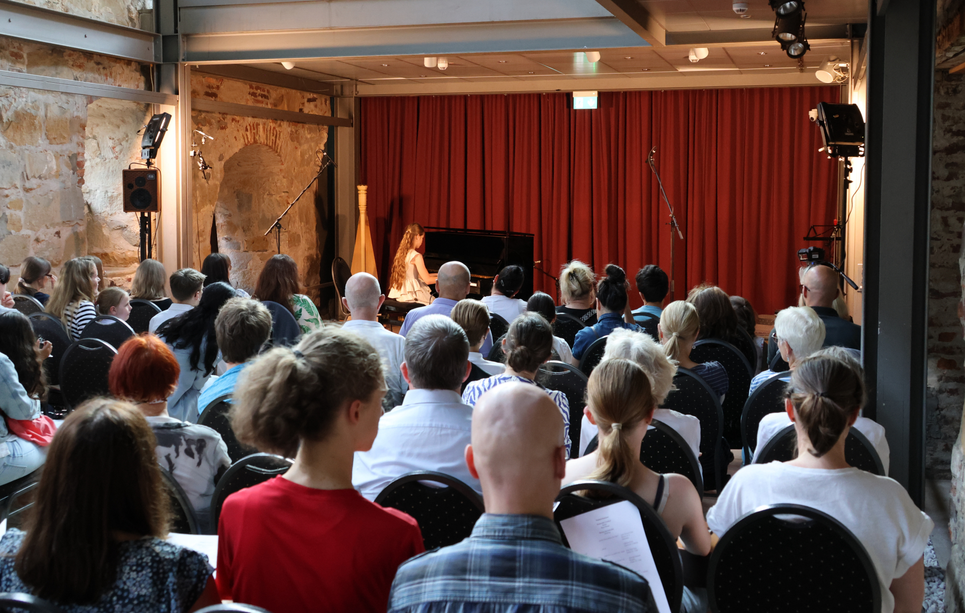 Volle Stuhlreihen beim Konzert in der Remise