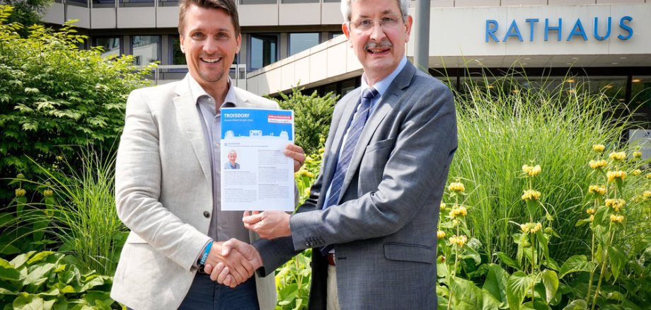 Bürgermeister Alexander Biber und Dr. Konstantin von Normann, Leiter der Beratungsstelle in Troisdorf