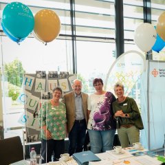 Teilnehmer*innen an ihrem Stand