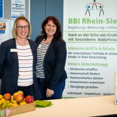 Teilnehmer*innen an ihrem Stand