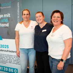 Teilnehmer*innen an ihrem Stand