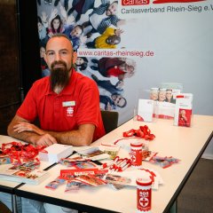 Teilnehmer*innen an ihrem Stand