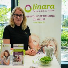 Teilnehmer*innen an ihrem Stand