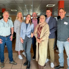 v.l. Rainer Jähnig (Rupert-Neudeck-Schule), Simone Duggan (Leiterin des Schulverwaltungs- und Sportamtes der Stadt Troisdorf), Antonia Haftmann (Joblinge), Ralf Wermter (Schulleiter der Rupert-Neudeck-Schule), Selma Yavas (stv. Schulleiterin der Rupert-Neudeck-Schule), Bürgermeister Alexander Biber, Hans Sampels (Joblinge)