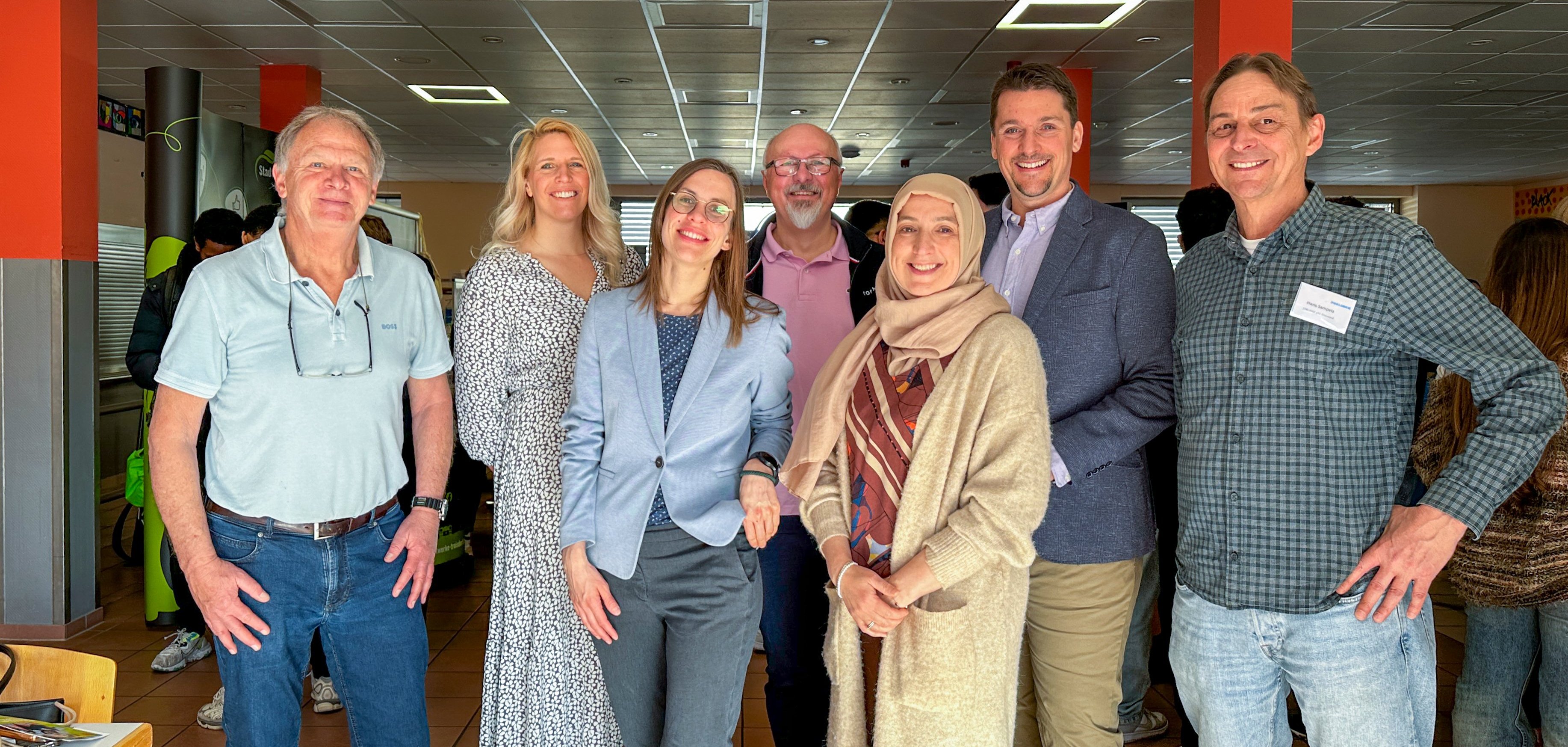 v.l. Rainer Jähnig (Rupert-Neudeck-Schule), Simone Duggan (Leiterin des Schulverwaltungs- und Sportamtes der Stadt Troisdorf), Antonia Haftmann (Joblinge), Ralf Wermter (Schulleiter der Rupert-Neudeck-Schule), Selma Yavas (stv. Schulleiterin der Rupert-Neudeck-Schule), Bürgermeister Alexander Biber, Hans Sampels (Joblinge)