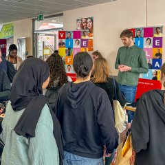 Schüler*innen an einem Infostand