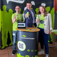 Bürgermeister Alexander Biber mit Mitarbeiter*innen der Stadtwerke