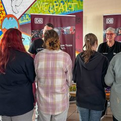 Schüler*innen an einem Infostand