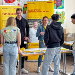 Schüler*innen an einem Infostand