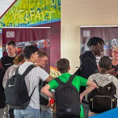 Schüler*innen an einem Infostand
