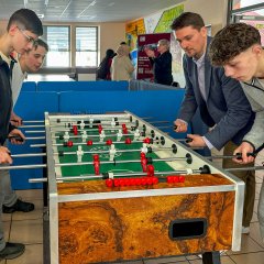 Bürgermeister Alexander Biber spielt Kicker mit Schülern