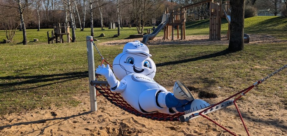 Smart City Maskottchen SmarTa freut sich über die Digitalisierung der Freizeitorte