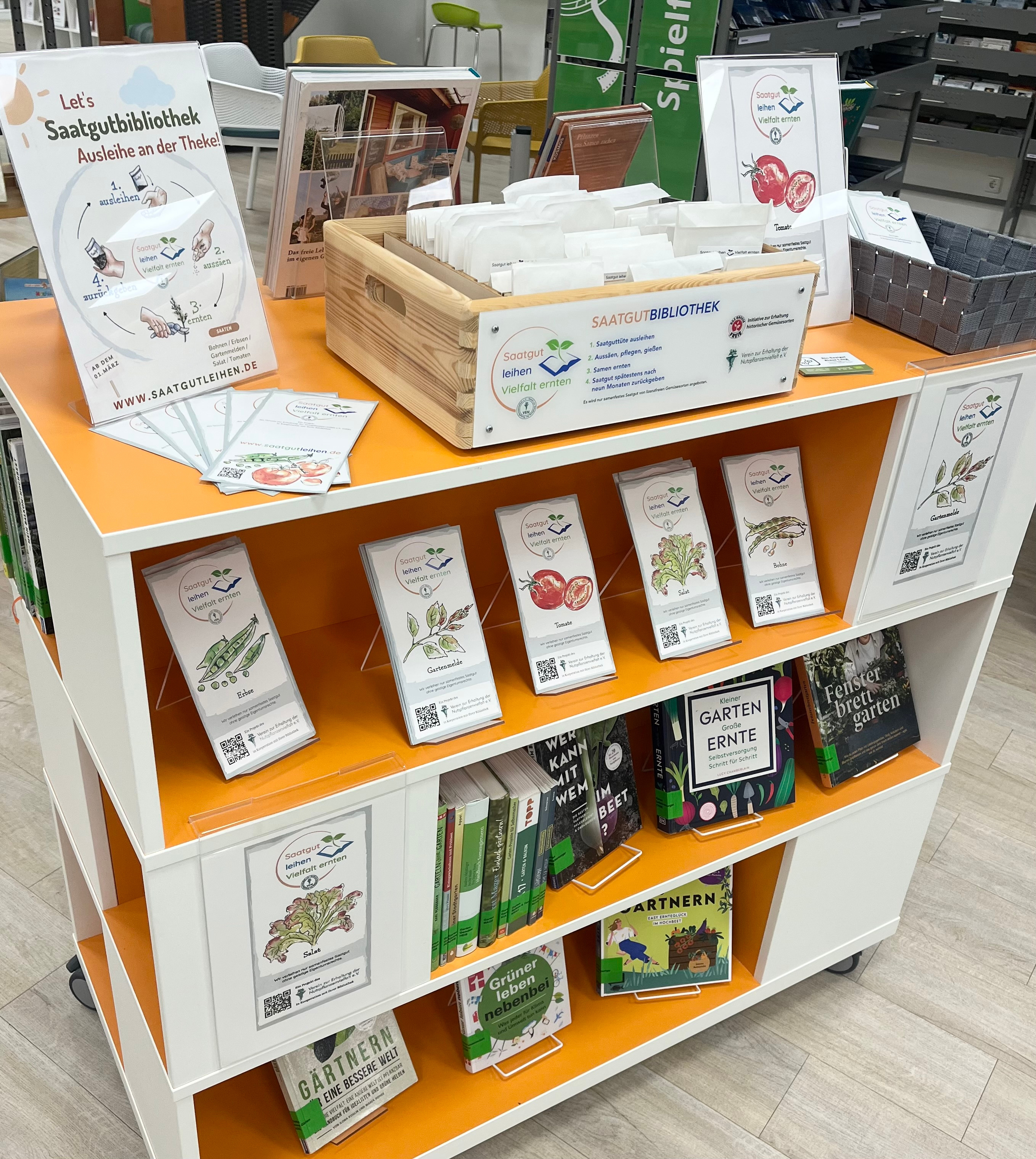 Saatgut in einem Regal mit weiteren Büchern