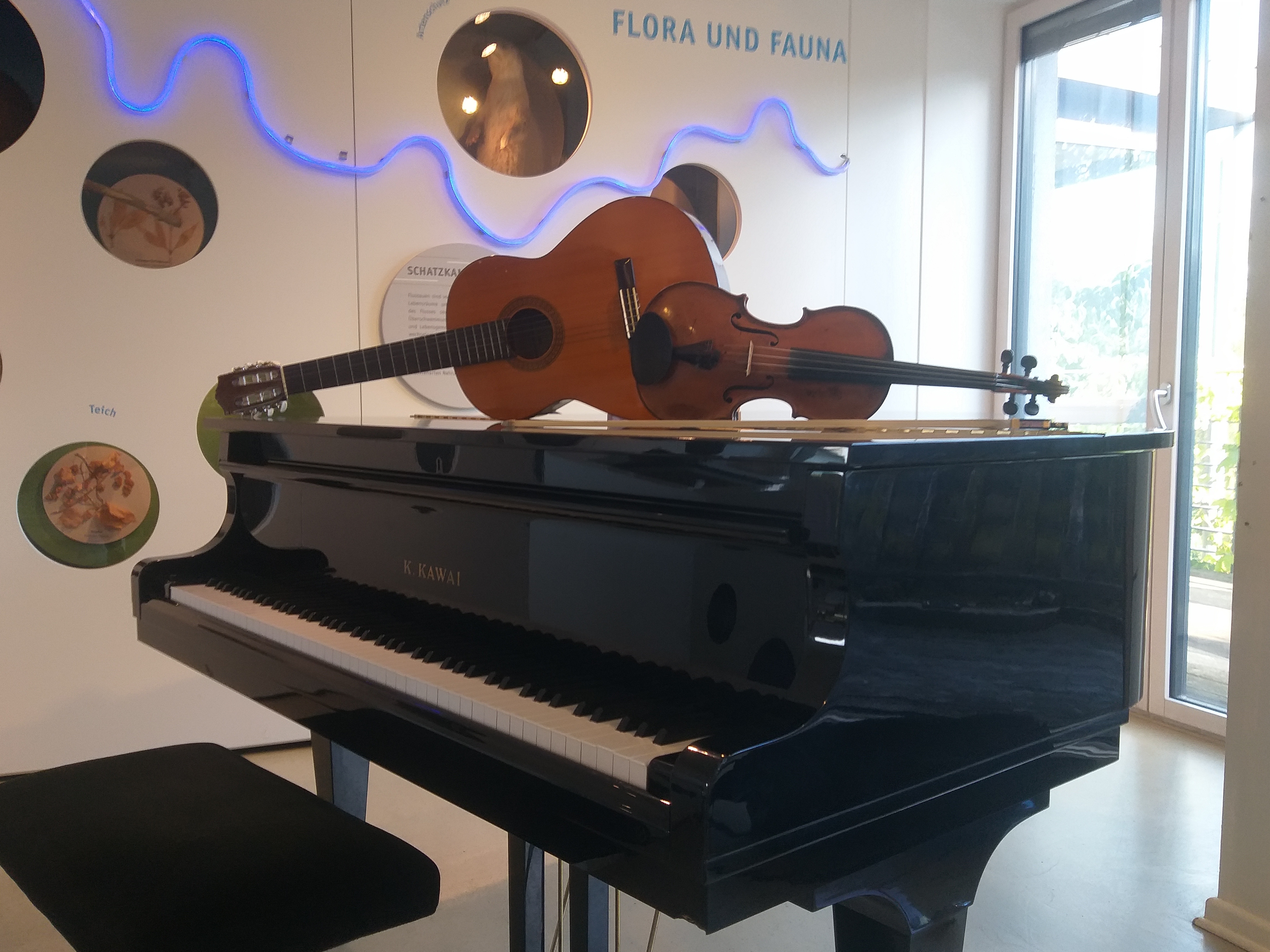 Eine Violine und eine Gitarre auf einem Klavier