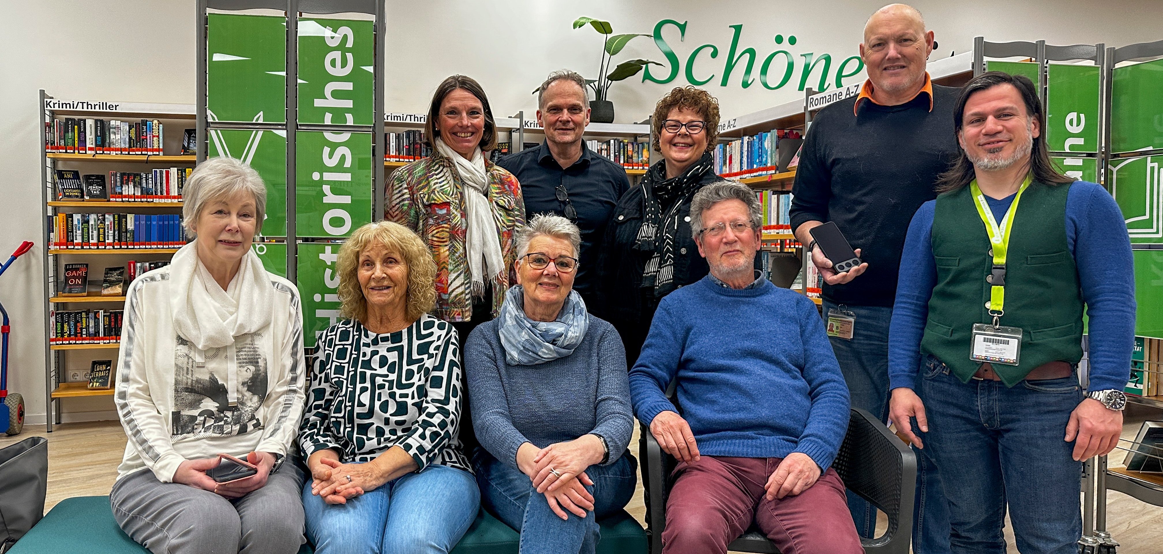 V.l. sitzend Gabriele Schröder, Irmgard Stuhr, Hildegard Fricke, Wolfgang Aschenbrenner (alle Augenblick mal), v.l. stehend 1. Beigeordnete Tanja Gaspers, Kulturamtsleiter Rainter Land, Heidrun Heizmann, Dirk Schäfer (Augenblick mal), Leiter der Stadtbibliothek Philipp Maaß