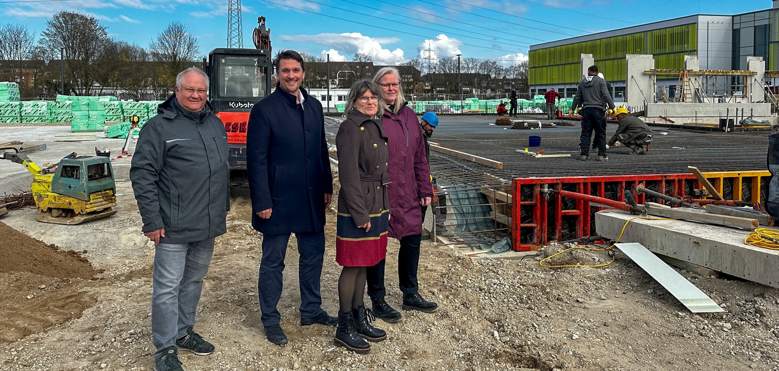 Projektleiter Michael Mäder, Bürgermeister Alexander Biber, Kirsten Heinrichs (Schulleiterin der Gesamtschule), Veronika Diers (Stv. Schulleiterin)