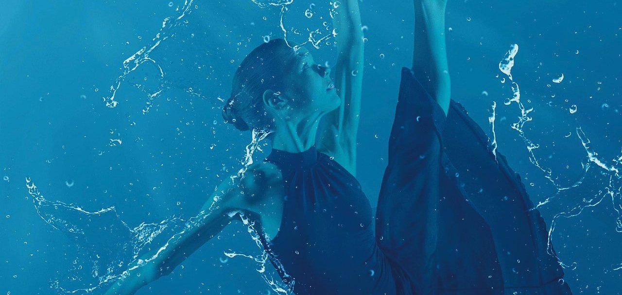 Eine Frau tanzt Ballett unter Wasser
