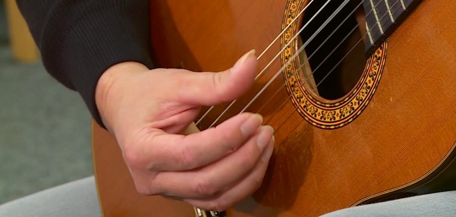 Eine Akustikgitarre