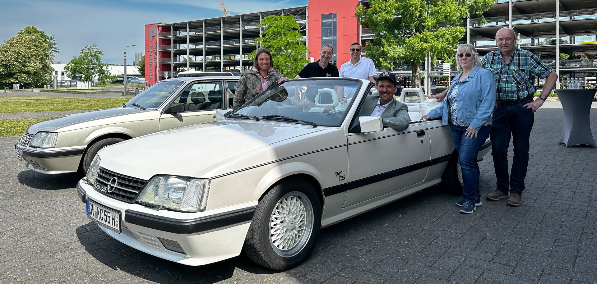 1. Beigeordnete der Stadt Troisdorf Tanja Gaspers, Heiner Schnorrenberg (Vorsitzender der Alt-Opel IG), Matthias M. Göbel (Redaktion "Der Zuverlässige"), Bürgermeister Alexander Biber, Organisator*innen Tanja und Dieter Budke