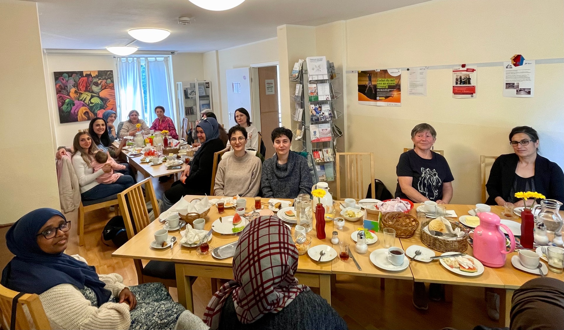 Frauen frühstücken gemeinsam