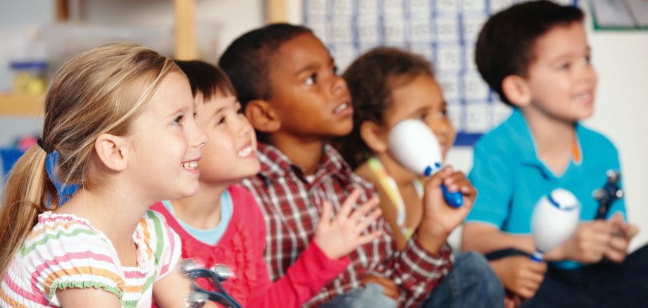 Kinder bei der musikalischen Früherziehung