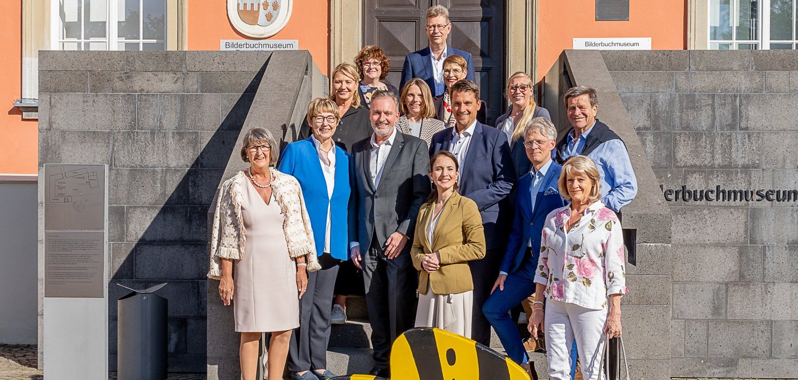 v.l. A. Schrahe, K. Schmitt-Promny, S. Meinel, G. Jaax (Vorstand Förderverein), H. Hürten, T. Gaspers (1. Beigeordnete der Stadt Troisdorf), R. Klösges, G. Türkeli-Dehnert, K. Felgner, Bürgermeister A. Biber, J. Schmidt (Vorstand Förderverein), C. Brand, U. Reifenhäuser, U. Reifenhäuser 