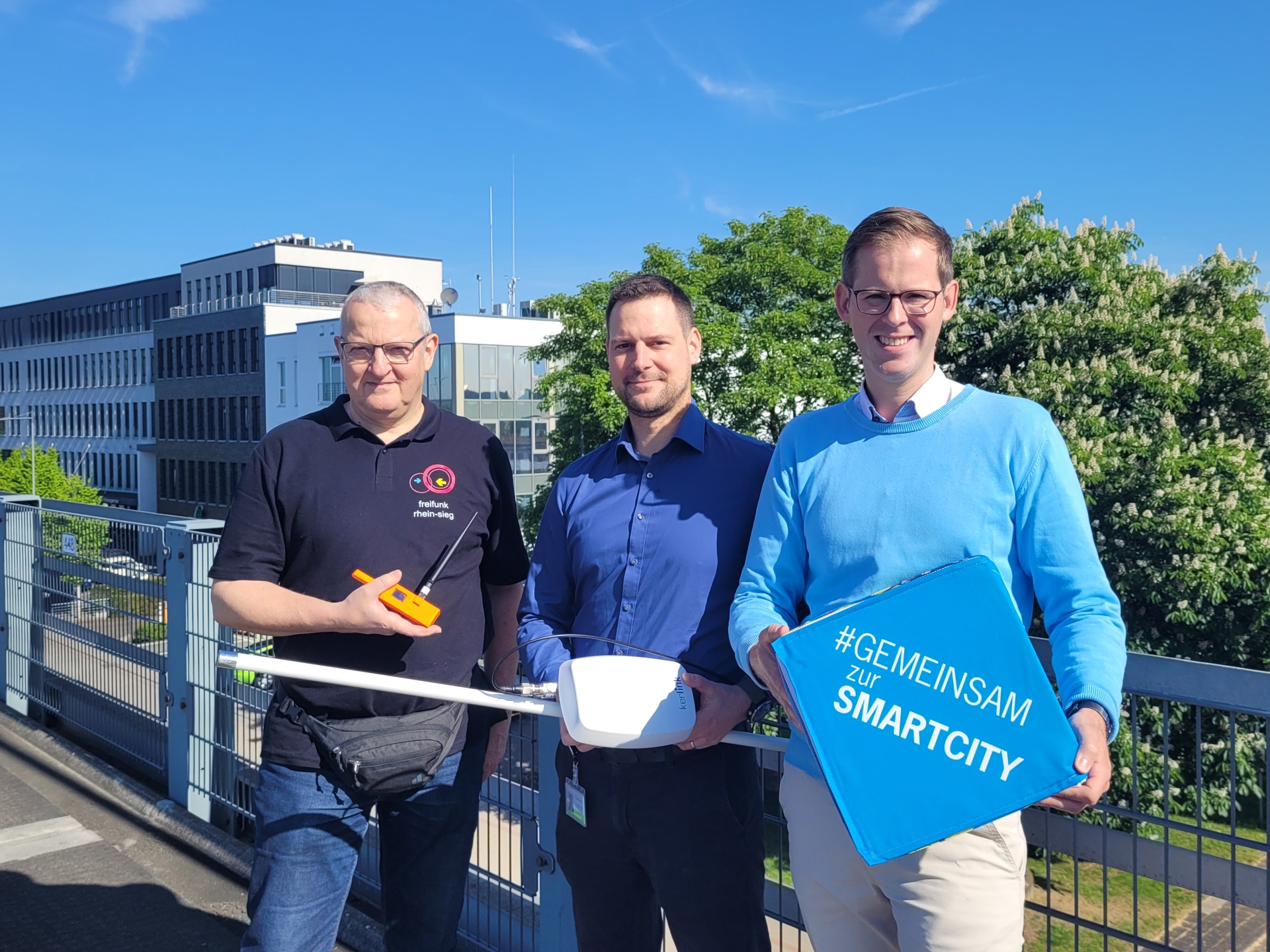v.l. Andreas Groß (1. Vorsitzender des Freifunk Rhein-Sieg e.V.), Christian Krüger (Abteilung Wärmelösungen und Quartiere der Stadtwerke Troisdorf) und Fabian Wagner (Leiter der Stabsstelle Digitalisierung bei der Stadt Troisdorf) freuen sich, dass sie gemeinschaftlich die Digitalisierung in Trois-dorf weiter vorantreiben.