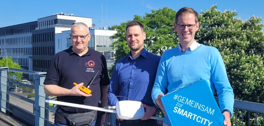 v.l. Andreas Groß (1. Vorsitzender des Freifunk Rhein-Sieg e.V.), Christian Krüger (Abteilung Wärmelösungen und Quartiere der Stadtwerke Troisdorf) und Fabian Wagner (Leiter der Stabsstelle Digitalisierung bei der Stadt Troisdorf) freuen sich, dass sie gemeinschaftlich die Digitalisierung in Trois-dorf weiter vorantreiben.