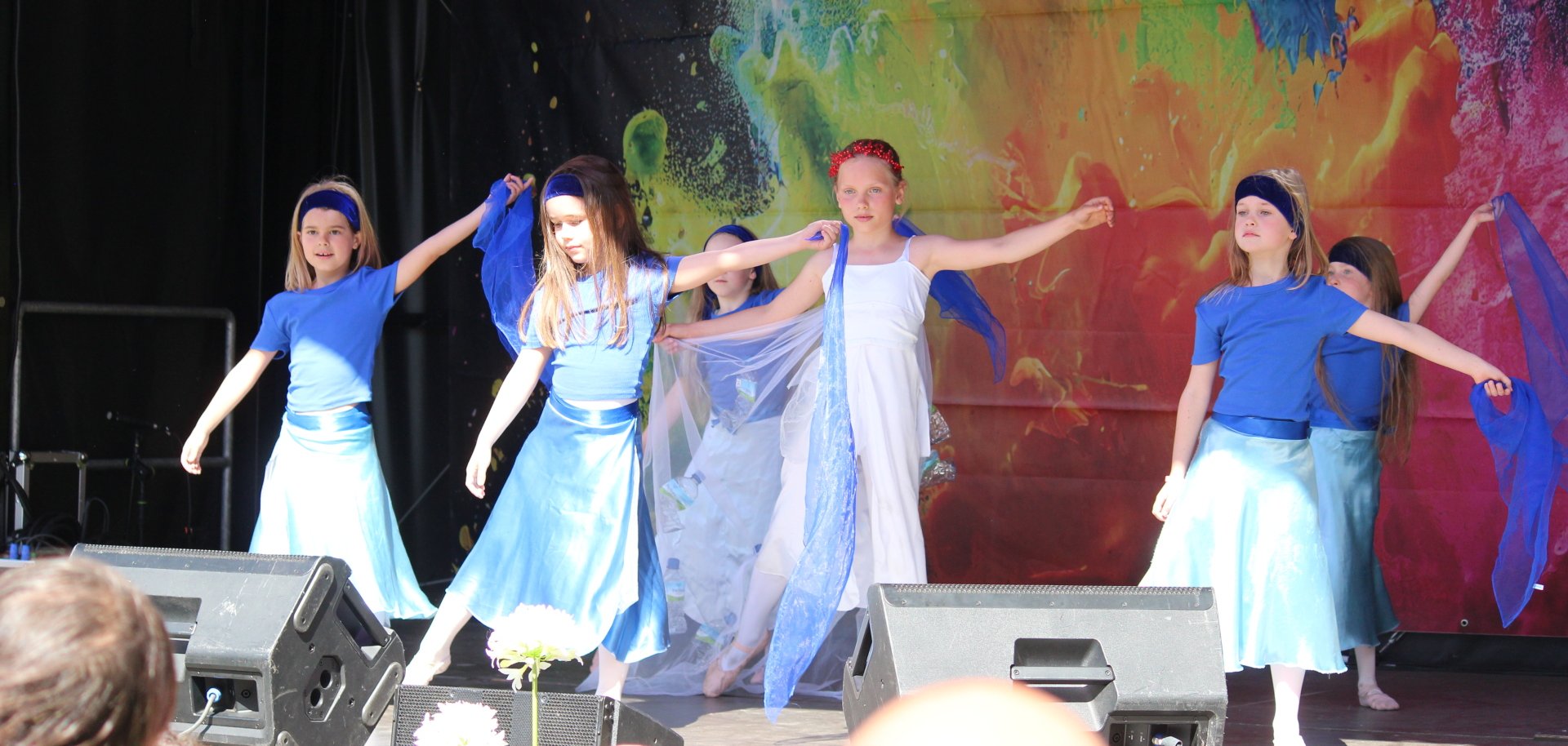 Die tanzenden Kinder auf der Bühne