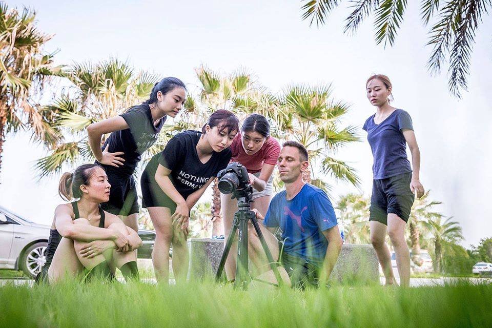 sechs Menschen schauen in eine Kamera