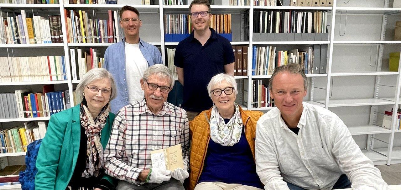 Blätterte über 80 Jahre nach dessen Entstehung zum ersten Mal im Notizbuch seines Großvaters: Ekkehard Wittig (vorne, Zweiter von links) zusammen mit seiner Frau Rita (vorne, Dritte von links), seinem Sohn Oliver (vorne, Vierter von links) und seiner Schwester Karin Raesch, geborene Wittig, (vorne, Erste von links). Hinten Johannes Ehrengruber (links) und Christian Fuchs (rechts) vom Stadtarchiv Troisdorf.