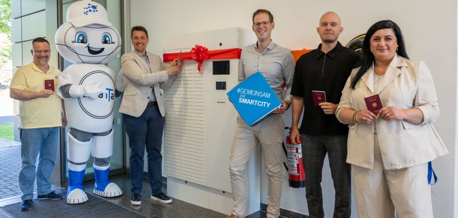 v.l.:Jan Masemann (Leiter Standes- und Bürgeramt, SmarTa, Bürgermeister Alexander Biber, Sebastian Glees (Stabsstelle Digitalisierung), Sofia Vavlas (Bürgeramt) 