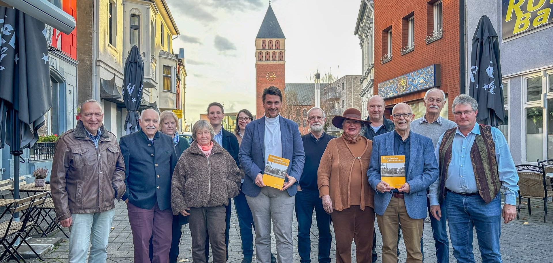 Vorstand des HGT zusammen mit den Autor*innen und Bürgermeister Alexander Biber bei der Vorstellung des Troisdorfer Jahresheftes