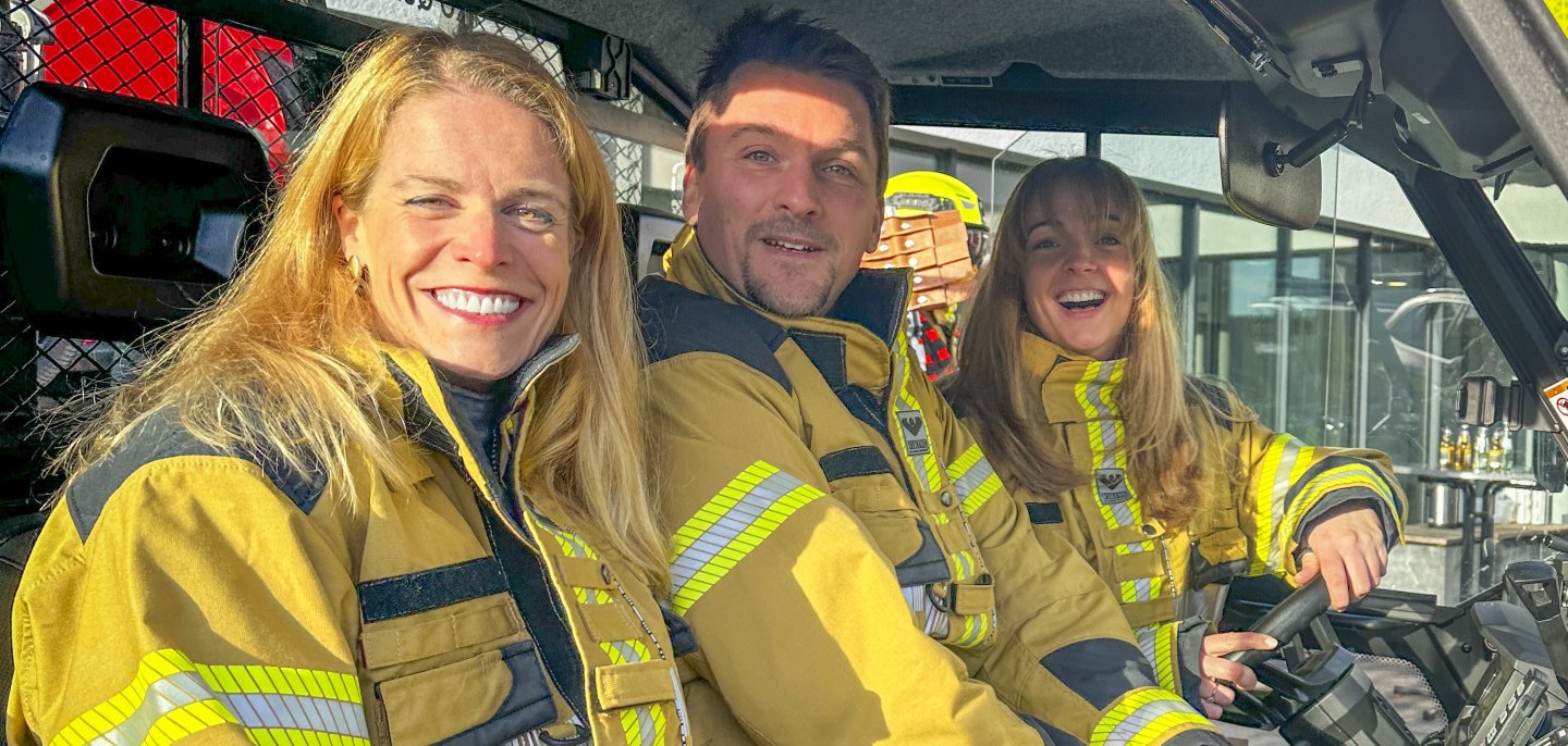 v.l. Anna Lank, Bürgermeister Alexander Biber und Andrea Reifenhäuser testen das Geländefahrzeug